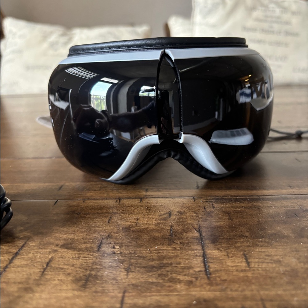 Renpho Black Eye Massager for Migraines with Remote - Picture 7 of 11